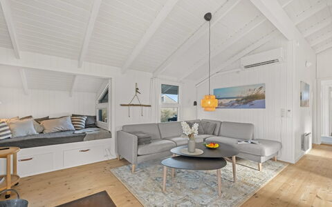 Flepko - 50M from the Sea: Hout, Flooring, Interieur Ontwerp, Verdieping, Plafond, Houten Vloer, Meubilair, Kamer, Hardwood, Woonkamer