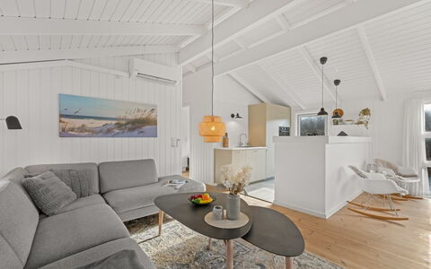 Flepko - 50M from the Sea: Flooring, Interieur Ontwerp, Plafond, Verdieping, Huis, Woonkamer, Kamer, Lichte Inrichting, Bankstel