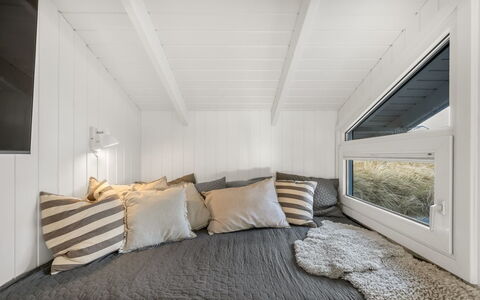 Flepko - 50M from the Sea: Hout, Interieur Ontwerp, Verdieping, Slaapkamer, Flooring, Linens, Bed, Plafond, Kamer, Laken