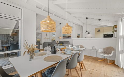 Flepko - 50M from the Sea: Interieur Ontwerp, Flooring, Meubilair, Hout, Plafond, Lichte Inrichting, Verdieping, Keuken, Keuken En Eettafel, Kroonluchter