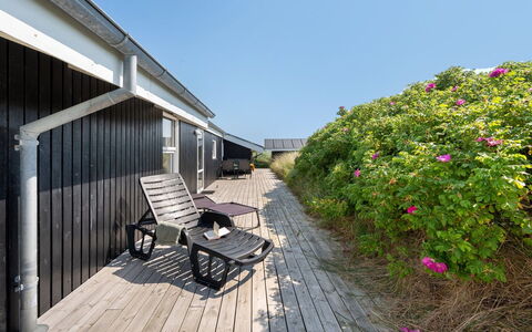 Flepko - 50M from the Sea: Meubilair, Hout, Interieur Ontwerp, Flooring, Verdieping, Stoel, Kamer, Plafond, Woonkamer, Appartement