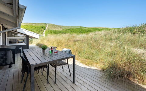 Flepko - 50M from the Sea: Meubilair, Hout, Interieur Ontwerp, Flooring, Verdieping, Stoel, Kamer, Plafond, Woonkamer, Appartement