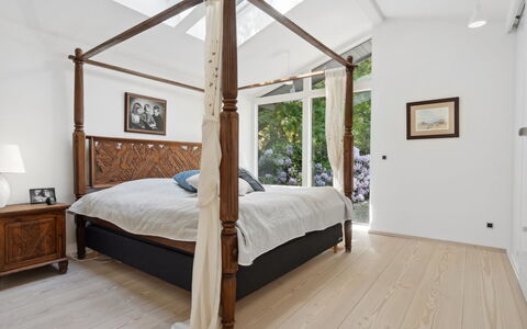 Kennet - 30M from the Sea: Meubilair, Interieur Ontwerp, Flooring, Verdieping, Houten Vloer, Hout, Slaapkamer, Bed, Plafond, Verlichting
