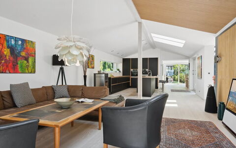 Kennet - 30M from the Sea: Meubilair, Interieur Ontwerp, Flooring, Bankstel, Muur, Verdieping, Hout, Plafond, Woonkamer, Houten Vloer