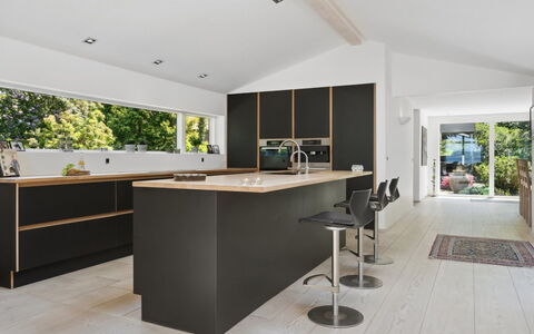 Kennet - 30M from the Sea: Interieur Ontwerp, Keuken, Meubilair, Flooring, Countertop, Hout, Plafond, Lichte Inrichting, Verdieping, Verlichting