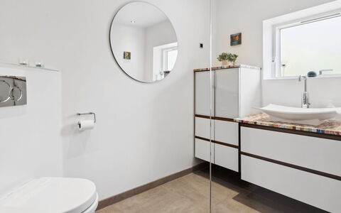 Kennet - 30M from the Sea: Flooring, Interieur Ontwerp, Loodgieterswerkinrichting, Verdieping, Badkamer, Toilet, Wc Bril, Badkamerkast, Spiegel, Loodgieter