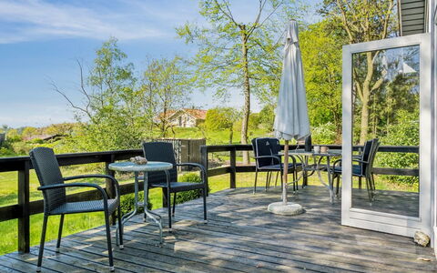 Anne - 150M from the Sea: Dak, Huis, Deur, Verblijf, Schaduw, Siding, Werf, Landgoed, Backyard