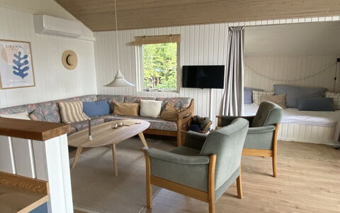 Anne - 150M from the Sea: Dak, Huis, Deur, Verblijf, Schaduw, Siding, Werf, Landgoed, Backyard