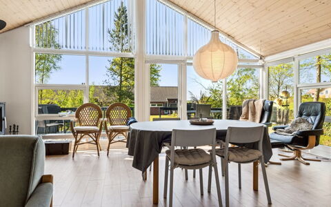 Anne - 150M from the Sea: Dak, Huis, Deur, Verblijf, Schaduw, Siding, Werf, Landgoed, Backyard