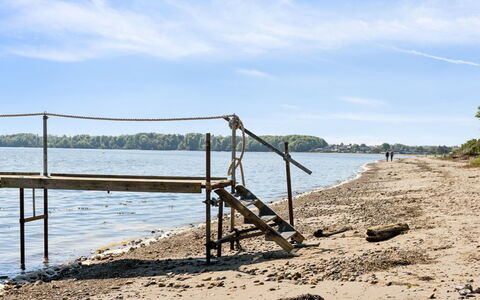 Anne - 150M from the Sea: Dak, Huis, Deur, Verblijf, Schaduw, Siding, Werf, Landgoed, Backyard