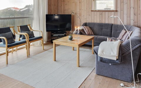 Ilkka - 400M from the Sea: Meubilair, Interieur Ontwerp, Flooring, Hout, Verdieping, Plafond, Houten Vloer, Stoel, Tafel, Verlichting