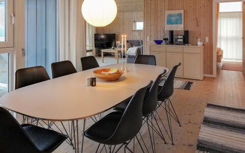 Ilkka - 400M from the Sea: Meubilair, Interieur Ontwerp, Flooring, Hout, Verdieping, Plafond, Houten Vloer, Stoel, Tafel, Verlichting