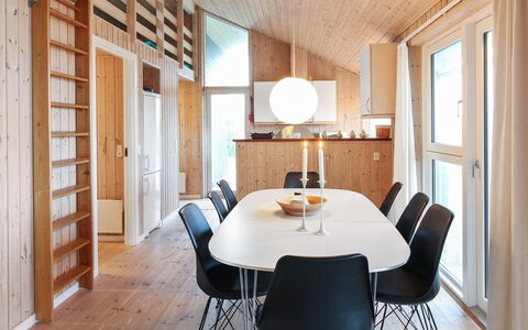 Ilkka - 400M from the Sea: Meubilair, Interieur Ontwerp, Flooring, Hout, Verdieping, Plafond, Houten Vloer, Stoel, Tafel, Verlichting