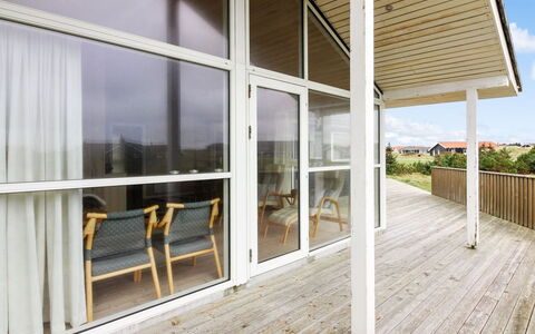 Ilkka - 400M from the Sea: Meubilair, Interieur Ontwerp, Flooring, Hout, Verdieping, Plafond, Houten Vloer, Stoel, Tafel, Verlichting