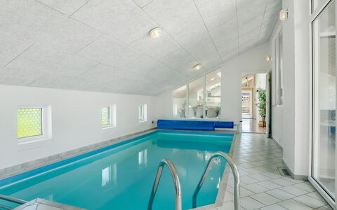 Jenvold - 600M from the Sea: Meubilair, Interieur Ontwerp, Flooring, Hout, Verdieping, Plafond, Houten Vloer, Stoel, Tafel, Verlichting