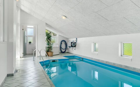 Jenvold - 600M from the Sea: Meubilair, Interieur Ontwerp, Flooring, Hout, Verdieping, Plafond, Houten Vloer, Stoel, Tafel, Verlichting