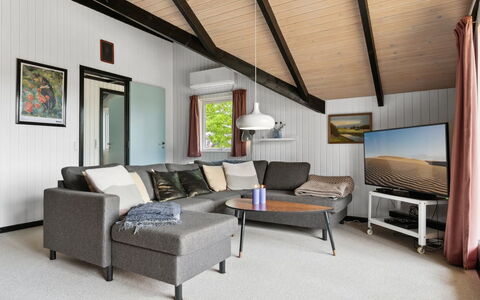 Myrte - 900M from the Sea: Meubilair, Interieur Ontwerp, Flooring, Hout, Verdieping, Plafond, Houten Vloer, Stoel, Tafel, Verlichting
