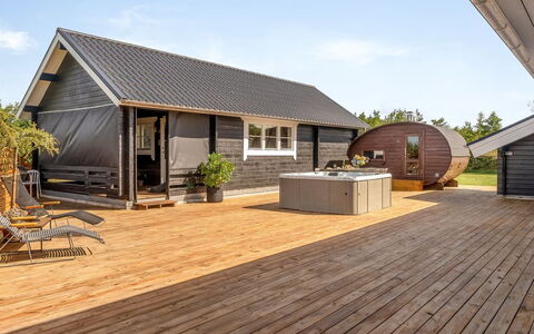 Gizella - 500M to the Fjord: Meubilair, Interieur Ontwerp, Flooring, Hout, Verdieping, Plafond, Houten Vloer, Stoel, Tafel, Verlichting