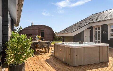 Gizella - 500M to the Fjord: Meubilair, Interieur Ontwerp, Flooring, Hout, Verdieping, Plafond, Houten Vloer, Stoel, Tafel, Verlichting