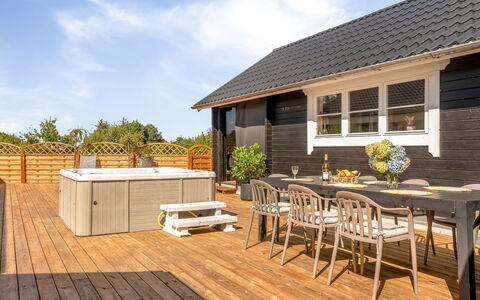 Gizella - 500M to the Fjord: Meubilair, Interieur Ontwerp, Flooring, Hout, Verdieping, Plafond, Houten Vloer, Stoel, Tafel, Verlichting