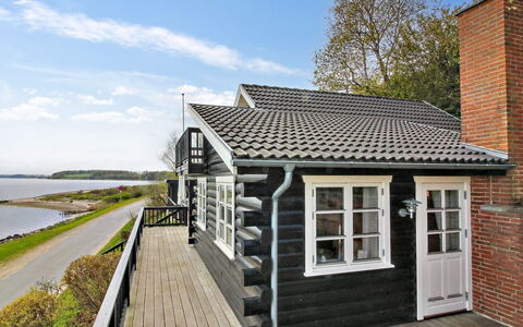 Sander - 10M to the Fjord: Meubilair, Interieur Ontwerp, Flooring, Hout, Verdieping, Plafond, Houten Vloer, Stoel, Tafel, Verlichting