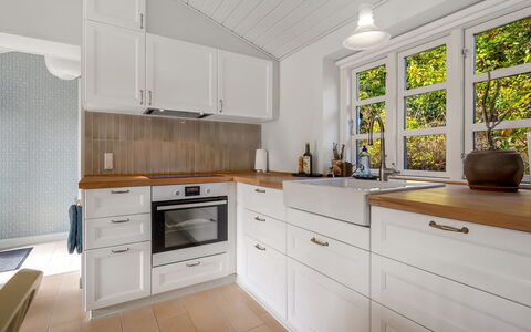 Teijo - 2.5Km from the Sea: Cabinetry, Keuken, Flooring, Countertop, Interieur Ontwerp, Hout, Toestel Van De Keuken, Lade, Verdieping, Meubilair