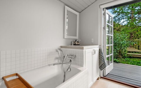 Teijo - 2.5Km from the Sea: Flooring, Loodgieterswerkinrichting, Bad, Verdieping, Interieur Ontwerp, Badkamer, Hout, Loodgieter, Kraan, Huis
