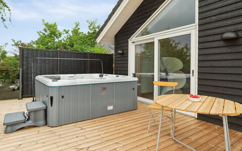 Nona - 150M from the Sea: Dak, Huis, Land Lot, Huis, Verblijf, Landgoed, Garden Gebouwen, Schaduw, Blokhut, Landscaping