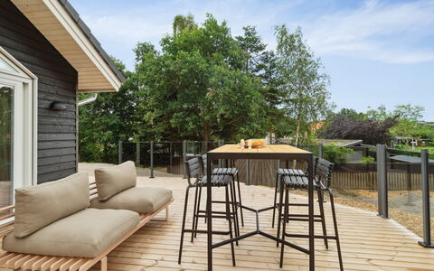 Nona - 150M from the Sea: Dak, Huis, Land Lot, Huis, Verblijf, Landgoed, Garden Gebouwen, Schaduw, Blokhut, Landscaping