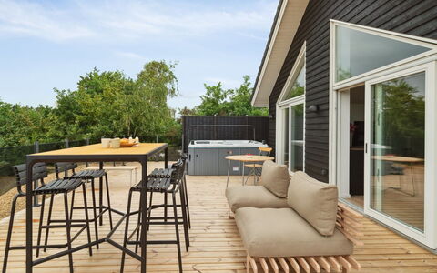 Nona - 150M from the Sea: Dak, Huis, Land Lot, Huis, Verblijf, Landgoed, Garden Gebouwen, Schaduw, Blokhut, Landscaping