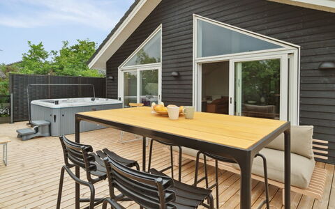 Nona - 150M from the Sea: Dak, Huis, Land Lot, Huis, Verblijf, Landgoed, Garden Gebouwen, Schaduw, Blokhut, Landscaping