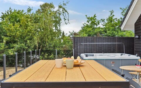 Nona - 150M from the Sea: Dak, Huis, Land Lot, Huis, Verblijf, Landgoed, Garden Gebouwen, Schaduw, Blokhut, Landscaping