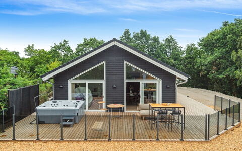 Nona - 150M from the Sea: Dak, Huis, Land Lot, Huis, Verblijf, Landgoed, Garden Gebouwen, Schaduw, Blokhut, Landscaping