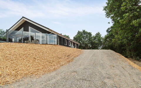 Nona - 150M from the Sea: Dak, Huis, Land Lot, Huis, Verblijf, Landgoed, Garden Gebouwen, Schaduw, Blokhut, Landscaping