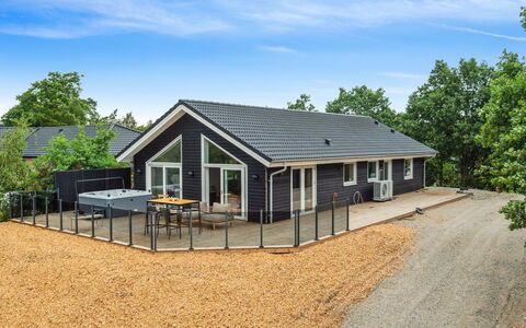 Nona - 150M from the Sea: Dak, Huis, Land Lot, Huis, Verblijf, Landgoed, Garden Gebouwen, Schaduw, Blokhut, Landscaping