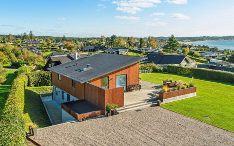Ljupka - 800M from the Sea: Architectuur, Dak, Huis, Samengesteld Materiaal, Daylighting, Siding, Oprit