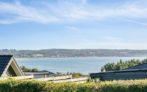 Ljupka - 800M from the Sea: Architectuur, Dak, Huis, Samengesteld Materiaal, Daylighting, Siding, Oprit