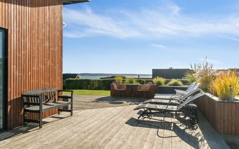 Ljupka - 800M from the Sea: Architectuur, Dak, Huis, Samengesteld Materiaal, Daylighting, Siding, Oprit