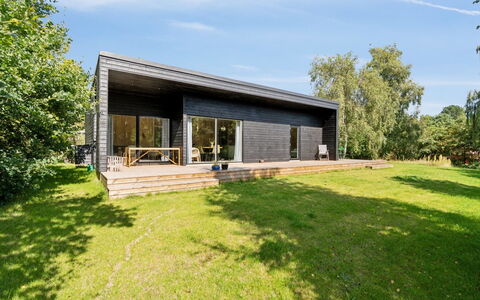 Filip - 1.2Km from the Sea: Dak, Huis, Deur, Verblijf, Schaduw, Siding, Werf, Landgoed, Backyard