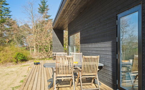 Filip - 1.2Km from the Sea: Dak, Huis, Deur, Verblijf, Schaduw, Siding, Werf, Landgoed, Backyard