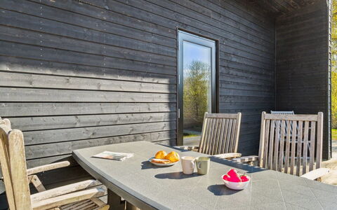 Filip - 1.2Km from the Sea: Dak, Huis, Deur, Verblijf, Schaduw, Siding, Werf, Landgoed, Backyard