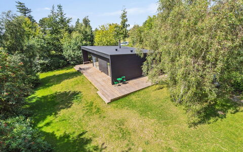 Filip - 1.2Km from the Sea: Dak, Huis, Deur, Verblijf, Schaduw, Siding, Werf, Landgoed, Backyard