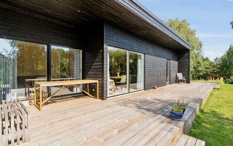 Filip - 1.2Km from the Sea: Dak, Huis, Deur, Verblijf, Schaduw, Siding, Werf, Landgoed, Backyard