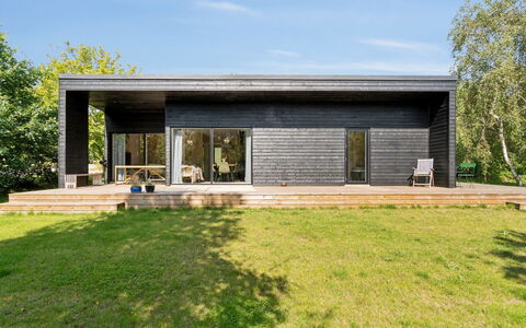 Filip - 1.2Km from the Sea: Dak, Huis, Deur, Verblijf, Schaduw, Siding, Werf, Landgoed, Backyard