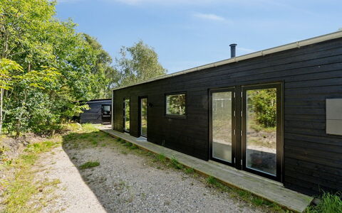 Filip - 1.2Km from the Sea: Dak, Huis, Deur, Verblijf, Schaduw, Siding, Werf, Landgoed, Backyard
