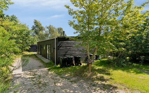 Filip - 1.2Km from the Sea: Dak, Huis, Deur, Verblijf, Schaduw, Siding, Werf, Landgoed, Backyard