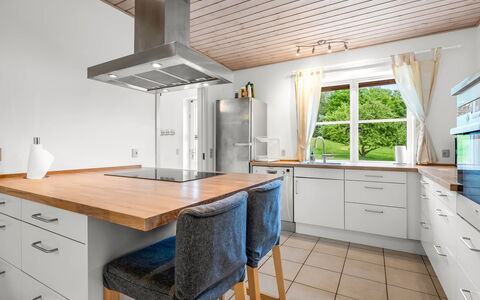 Guthbrand - 800M from the Sea: Meubilair, Flooring, Interieur Ontwerp, Verdieping, Keuken, Countertop, Hout, Houten Vloer, Cabinetry, Plafond