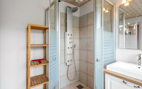 Guthbrand - 800M from the Sea: Interieur Ontwerp, Flooring, Verdieping, Hout, Loodgieterswerkinrichting, Badkamer, Plafond, Wastafel In De Badkamer, Kamer, Wastafel
