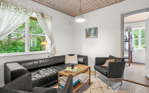 Guthbrand - 800M from the Sea: Meubilair, Interieur Ontwerp, Bankstel, Flooring, Verdieping, Muur, Hout, Plafond, Houten Vloer, Woonkamer