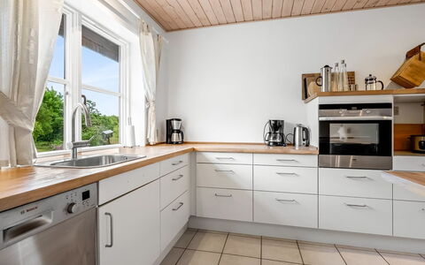 Guthbrand - 800M from the Sea: Keuken, Flooring, Countertop, Cabinetry, Toestel Van De Keuken, Hout, Interieur Ontwerp, Meubilair, Verdieping, Major Appliance
